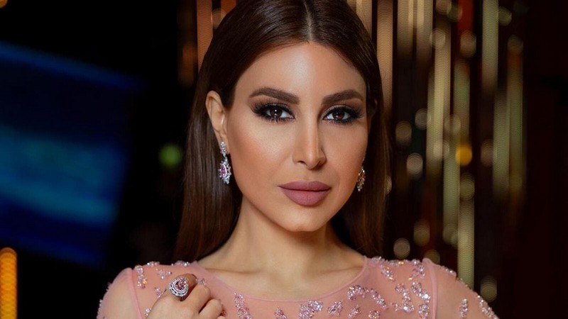 In Video: Yara sings Christmas while placing the tree and decorations